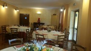A restaurant or other place to eat at B & B OASI
