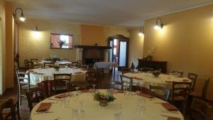 A restaurant or other place to eat at B & B OASI