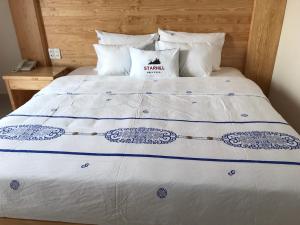 Postel nebo postele na pokoji v ubytování Starhill Hotel