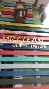 een stapel boeken bovenop een plank bij Mr. Clean Guesthouse in Krabi town