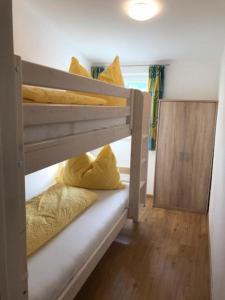 ラートシュタットにあるGut Maierlehenの二段ベッド2組が備わる客室です。