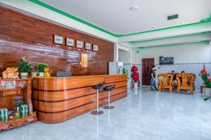 un bar dans un restaurant avec un mur en briques dans l'établissement Hotel Nguyên Toàn, à Duong Dong