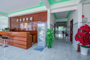 ein Restaurant mit einem Kühlschrank in der Mitte eines Zimmers in der Unterkunft Hotel Nguyên Toàn in Phu Quoc