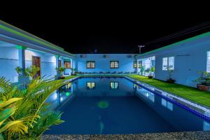 una piscina nel cortile di una casa di notte di Hotel Nguyên Toàn a Phu Quoc