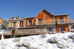 una casa grande en una colina nevada en Chalet l'Angélique, en Bolquere Pyrenees 2000