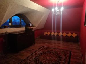 une chambre rouge avec un lustre dans l'établissement Chillout-House, à Mińsk Mazowiecki