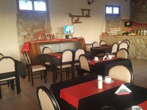 Un restaurant u otro lugar para comer en Tierras Blancas Nihuil