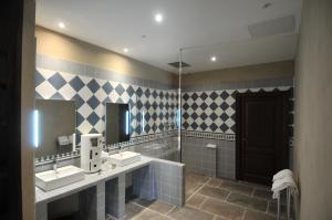 a bathroom with two sinks and a large mirror at Domaine du Grand Malherbes in Aimargues