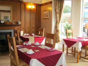 A restaurant or other place to eat at Autumn Leaves Guest House 