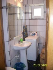 un piccolo bagno con lavandino e WC di Apartament Zippi Republicii RHBM a Baia Mare Altre 19 foto