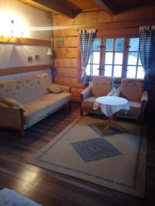 Willa Jędruś na " Starej Łące" في شتوروك: غرفة معيشة مع أريكة وكرسيين وطاولة