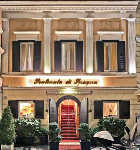 un edificio con un cartel en la parte delantera en Hotel Scalinata Di Spagna, en Roma