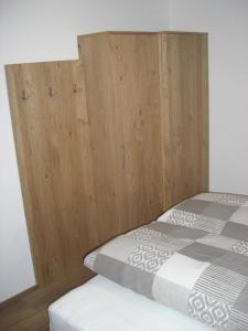 Łóżko lub łóżka w pokoju w obiekcie die Gartenwohnung - Tanja Tipotsch