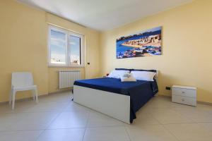 Un dormitorio con una cama y una silla dentro. en Aurora D'Otranto, en Otranto 24 fotos más