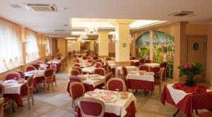 een eetkamer met tafels en stoelen bij Hotel Boracay in Alba Adriatica