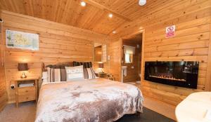 Postelja oz. postelje v sobi nastanitve Cypress Log Cabins Accommodation
