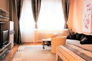 ブダペストにあるLili's homeのリビングルーム(窓の前にソファとテーブル付)
