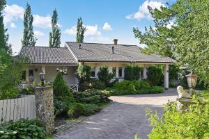 ein Haus mit einer Auffahrt davor in der Unterkunft Villa SUNSET in Malax