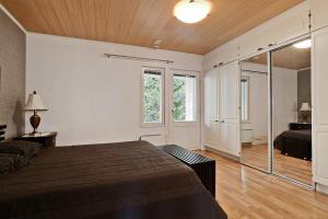 ein Schlafzimmer mit einem Bett und einer Glasschiebetür in der Unterkunft Villa SUNSET in Malax