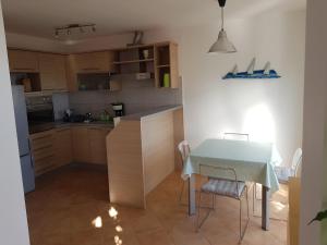 Kuchyňa alebo kuchynka v ubytovaní Sunny apartment 150 m from the sea