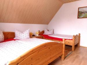 een slaapkamer met 2 bedden in een kamer bij Ferienwohnung Petzold in Kurort Altenberg