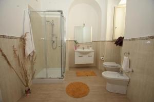 y baño con ducha, aseo y lavamanos. en Casa del Sole en Nicotera Marina