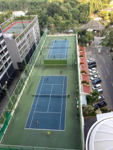 una vista aérea de dos pistas de tenis en un aparcamiento en Sky Beach Pattaya, en Norte de Pattaya