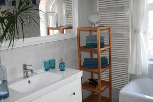 モンタバウアーにあるApartPeterstorのバスルーム(シンク、鏡、タオル掛け付)