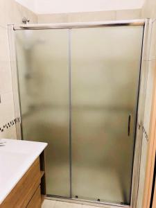 una ducha con puerta de cristal en un baño en Sogni D'oro, en Bari