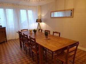 une salle à manger avec une table et des chaises en bois dans l'établissement Le Charlot, à Saint-Valery-sur-Somme 8 autres photos