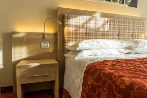 Postel nebo postele na pokoji v ubytování Hotel Alpina