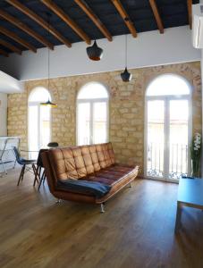 ein Wohnzimmer mit einer Ledercouch und einem Tisch in der Unterkunft Alicante old city & beach appartment in Alicante