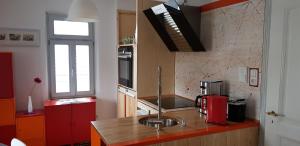 cocina con fregadero y nevera roja en Ferienwohnung mit Traumbad, en Höxter