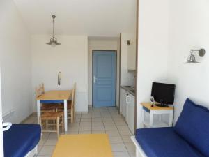 タルモンにあるAppartement 2 Pièces Port-Bourgenayのリビングルーム(青いソファ付)、キッチン