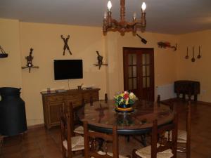 A television and/or entertainment centre at Casa Rural El Botánico