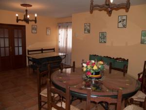 uma sala de jantar com mesa e cadeiras em Casa Rural El Botánico em Casatejada