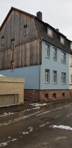 un gran edificio blanco con techo de madera en Ferienwohnung mit Traumbad, en Höxter