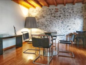 科莫LOFT7 COMO的配有桌椅和台灯的房间