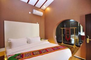 Rúm í herbergi á Stone Forest Mijia Guest House