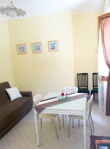 a living room with a table and a couch at Costa Verde Apartment in Buggerru