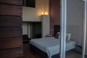 1 dormitorio con 1 cama y puerta corredera de cristal en Book House, en Oporto