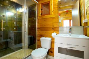 Koupelna v ubytování Camping & Bungalows Oasis