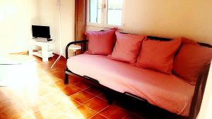BédarridesにあるEs Aquiの赤い枕が備わるソファ