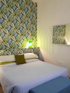 - une chambre avec un lit orné d'une fresque murale dans l'établissement B&B Casa Trucchi, à Vintimille