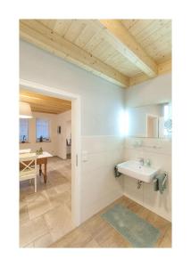 ein Badezimmer mit einem Waschbecken und einem Tisch in der Unterkunft Pröser Mühle in Weilmünster