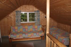 einen Blick über ein Schlafzimmer in einem Blockhaus in der Unterkunft Mäkitorppa in Varpaisjärvi
