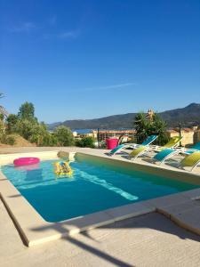 - une piscine avec des bateaux dans l'eau dans l'établissement I Tre Sirenelli, à Propriano