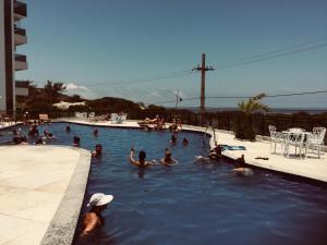 een groep mensen in een zwembad bij Arraial do Cabo - Melhor da Pr Grande Le Bon 405B in Arraial do Cabo