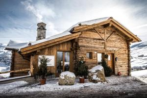 a log cabin with snow on the roof at Al Solìf in Livigno