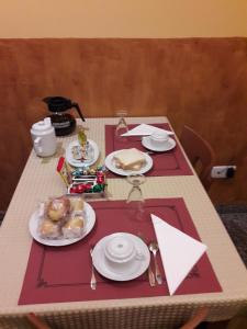 una mesa con platos de comida encima en Hotel Los 14 en Pravia